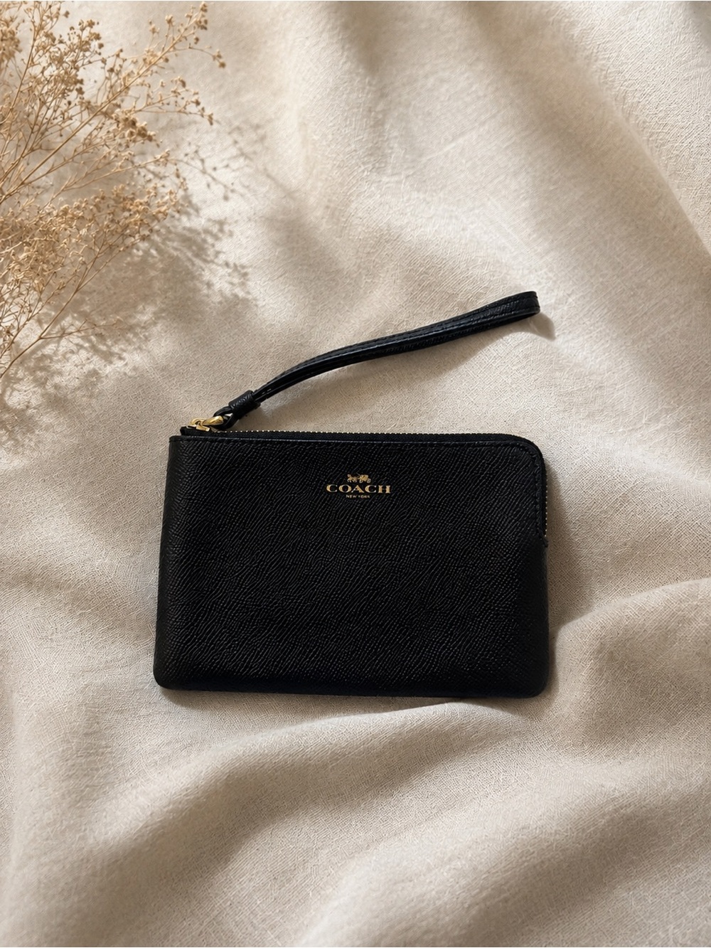 COACH | Corner Zip Wristlet features black